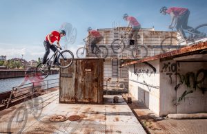 Dominik Raab springt mit seinem Trialbike auf einen Blechcontainer auf einem Schiff