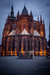 Dominik Raab springt von einem Brunnen in der Prager Altstadt