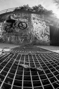 Dominik Raab macht einen Wallride bei einem Fotoshooting in Prag