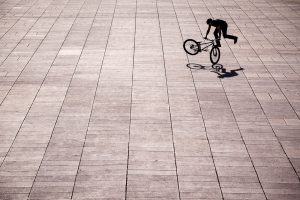 Dominik Raab macht Tricks auf dem Trialbike auf einem großen Platz in Prag