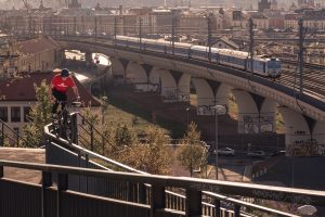 Dominik Raab fährt auf einem Rail in Prag