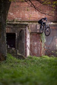 Dominik Raab springt von einer Mauer in Prag