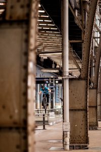 Dominik Raab springt auf ein Geländer am Prager Bahnhof