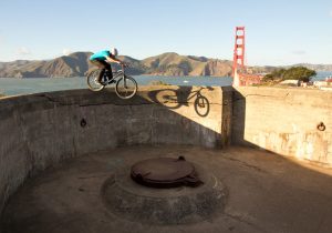 Dominik Raab springt von einer Mauer vor der Golden Gate Bridge