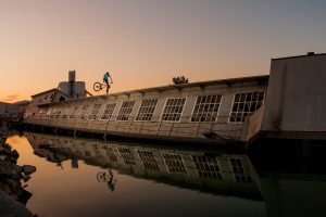 Dominik Raab macht einen Trick auf einem Schiff im Hafen von Linz