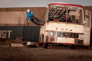 Dominik Raab springt mit dem Fahrrad gegen einen Bus