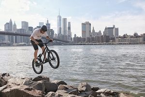 Dominik Raab springt mit seinem Trialbike in New York