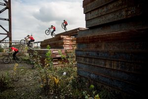 Dominik Raab springt von einer hohen auf eine niedrige Stahlplatte