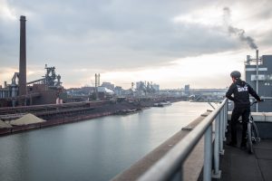 Dominik Raab blickt über den Hafen der Voest